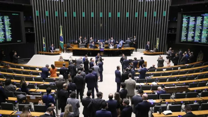 Câmara aprova reajuste salarial para servidores do Legislativo Federal com aumento de 9%
