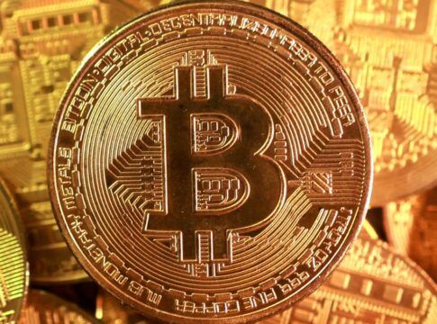Documentos ligam Epstein a Bitcoin, e entusiastas lamentam: “Financiamos pedófilos”