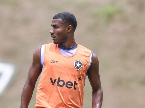Cuiabano chega ao Rio para assinar com Vasco e se diz pronto para enfrentar ex-clube