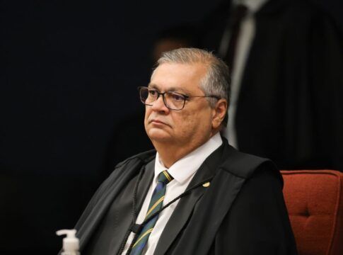 Dino determina suspensão de “penduricalhos” nos Três Poderes em 60 dias