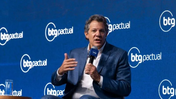 Haddad critica atual nível do juro real no Brasil e diz que é importante “cuidar” do BC
