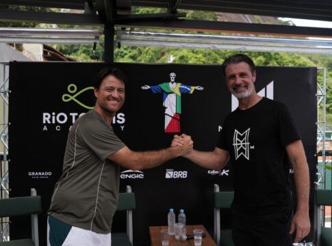 Ex-técnico de Serena Williams faz parceria com academia brasileira e exalta tênis nacional