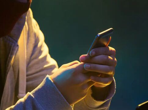 Levantamento identifica 173 vítimas de deepfakes sexuais em escolas