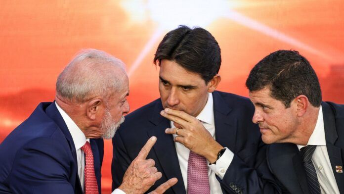 Lula passa por cauterização dermatológica e apresenta marca visível na cabeça