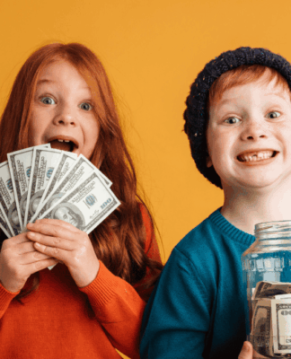 Animado crianças ruiva segurando dinheiro