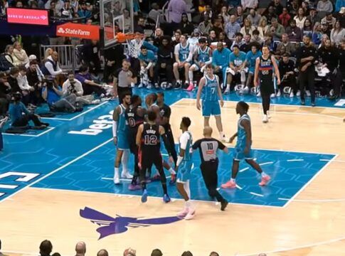 Jogadores de Hornets e Pistons trocam agressões durante jogo da NBA