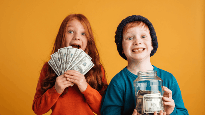 Animado crianças ruiva segurando dinheiro