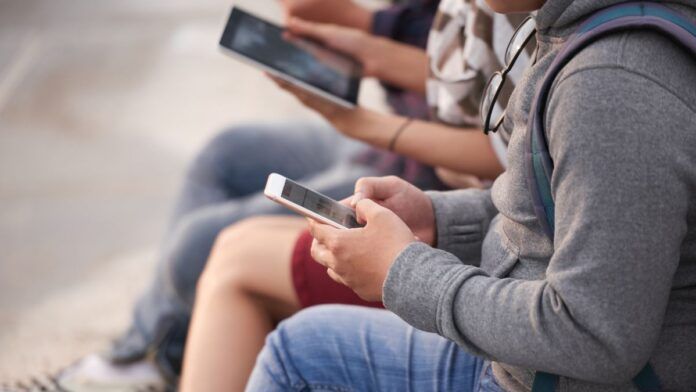 Portugal aprova restrições a acesso de adolescentes de 13 a 16 anos a redes sociais