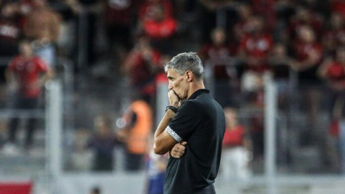 Trabalho comprometido: Vojvoda pode viver seus últimos dias como técnico do Santos