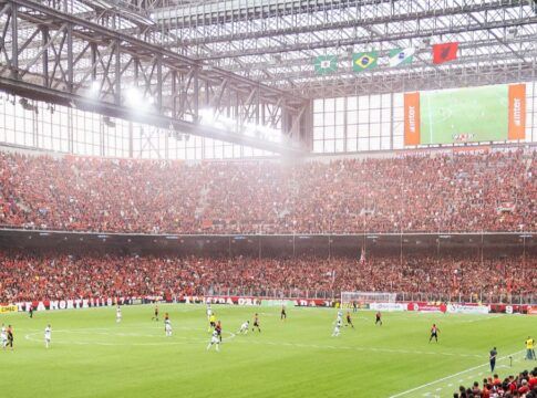 Mulheres, crianças e idosos serão únicos torcedores permitidos em Athletico x Corinthians