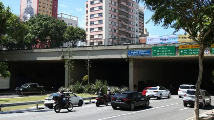 Mulher é empurrada de viaduto no centro de São Paulo por ex-companheiro