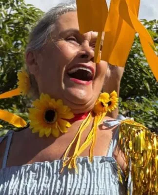 Musa do Clube da Esquina desfila em bloco em homenagem a Lô Borges em BH