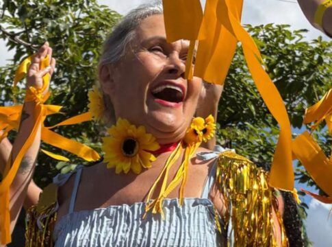 Musa do Clube da Esquina desfila em bloco em homenagem a Lô Borges em BH