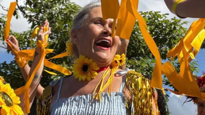 Musa do Clube da Esquina desfila em bloco em homenagem a Lô Borges em BH