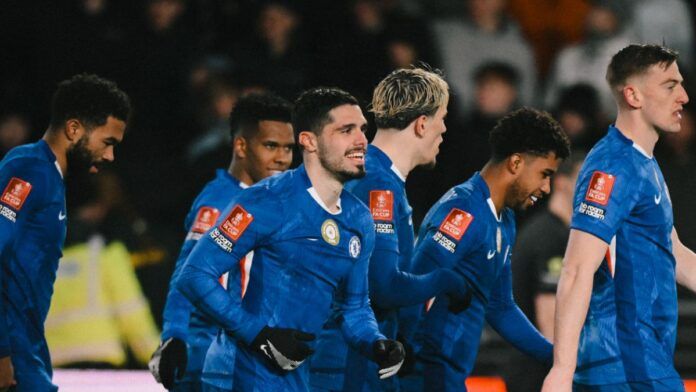 Estêvão marca, Pedro Neto faz hat-trick e Chelsea goleia Hull City na Copa da Inglaterra