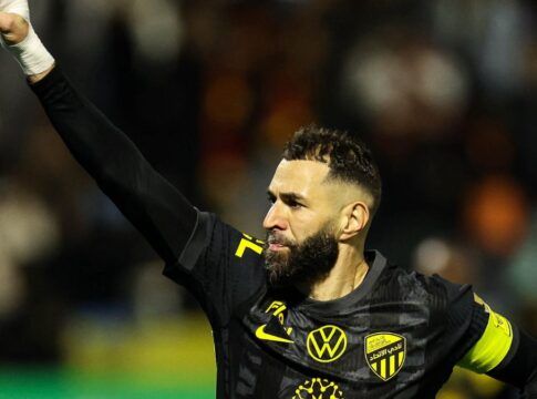 Karim Benzema troca Al-Ittihad pelo líder Al-Hilal e assina contrato até 2027