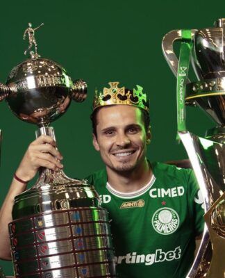 Lágrimas, respeito e idolatria. Veja como foi a despedida de Veiga na Academia de Futebol