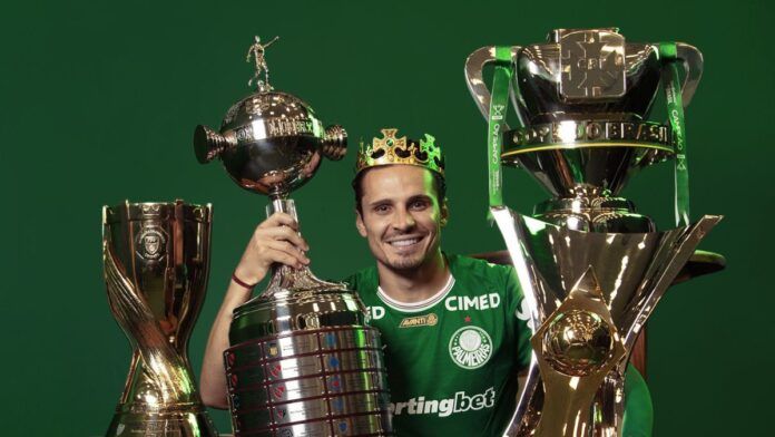 Lágrimas, respeito e idolatria. Veja como foi a despedida de Veiga na Academia de Futebol