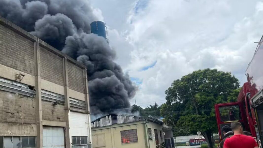 Fogo atinge empresa no bairro Pauliceia, na região do ABC paulista, com densa coluna de fumaça visível a distância; não há registro de feridos no local