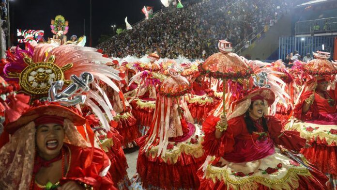 PT veta roupas com ’13’ e posts com #Lula2026 em cartilha para desfile no Rio