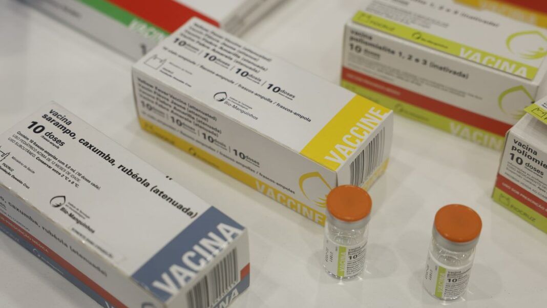 Caixas de vacinas de poliomelite, sarampo; caxumba e rubéola (Foto: Fernando Frazão/Agência Brasil)