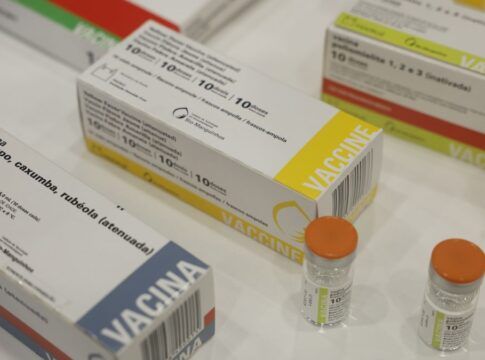 Caixas de vacinas de poliomelite, sarampo; caxumba e rubéola (Foto: Fernando Frazão/Agência Brasil)