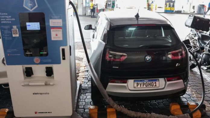 Estação de carga Uma estação de carregamento, também chamado de estação de carga e eletroposto