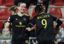 Jogadoras do Manchester United comemoram sexta vitória seguida com provocação ao time masculino