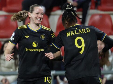 Jogadoras do Manchester United comemoram sexta vitória seguida com provocação ao time masculino