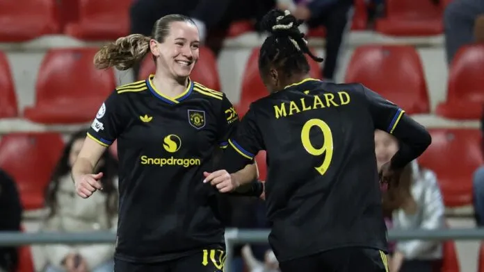 Jogadoras do Manchester United comemoram sexta vitória seguida com provocação ao time masculino