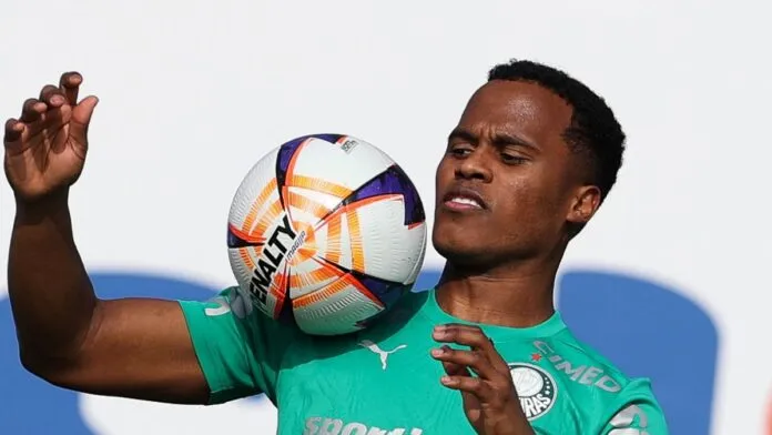 Jhon Arias faz primeiro treino no Palmeiras e fica mais próximo de sua estreia pelo Verdão