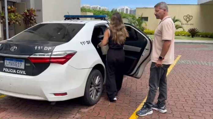 Agostina nega as acusações e afirma que o gesto teria sido uma brincadeira direcionada a amigas