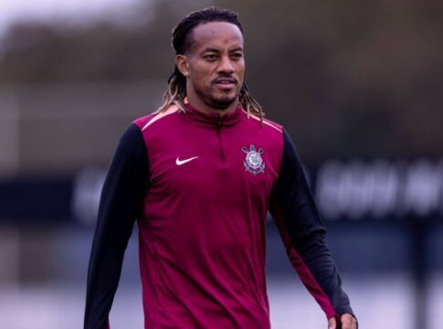 André Carrillo volta a treinar no Corinthians após susto no Derby