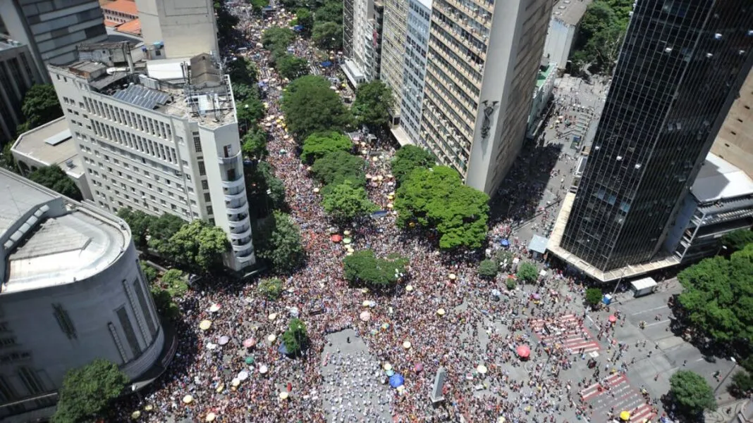 Multidão toma Praça Sete e Afonso pena em BH
