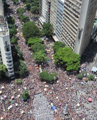 Multidão toma Praça Sete e Afonso pena em BH