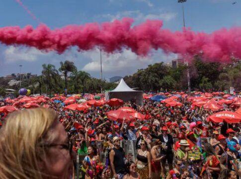 Bloco Bangalafumenga volta ao Carnaval do Rio e atrai 50 mil ao Aterro do Flamengo