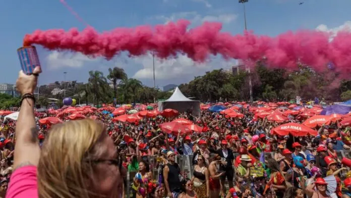 Bloco Bangalafumenga retorna ao Carnaval do Rio e atrai 50 mil pessoas no Aterro do Flamengo