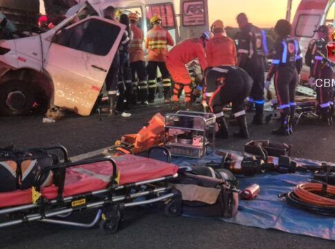 Colisão entre carreta e van na BR-020 do DF deixa 5 mortos e 12 feridos