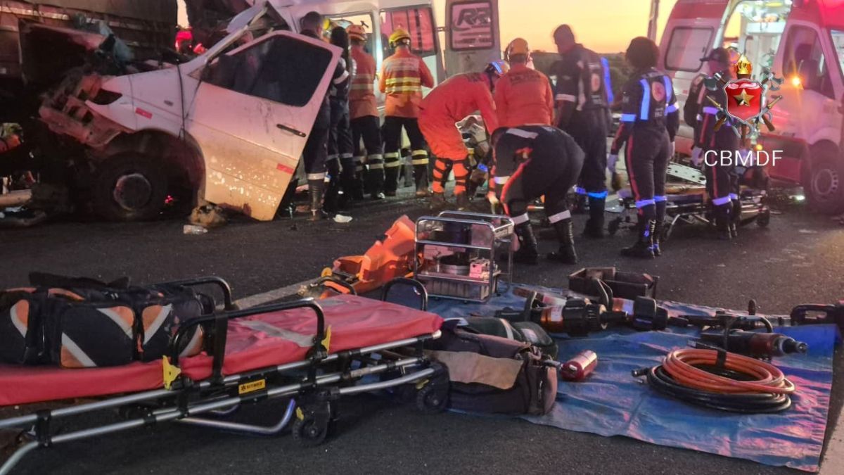 Colisão entre carreta e van na BR-020 do DF deixa 5 mortos e 12 feridos