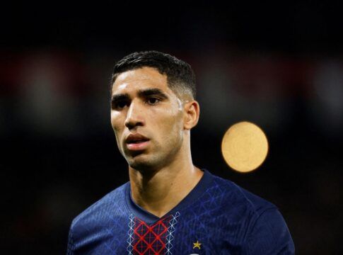 Hakimi veste uniforme do PSG durante partida