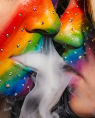 Duas pessoas se beijando