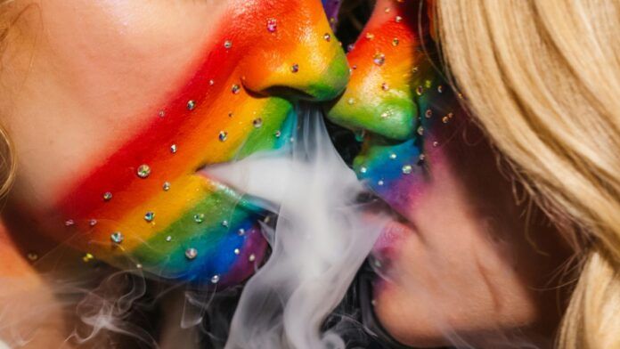 Duas pessoas se beijando