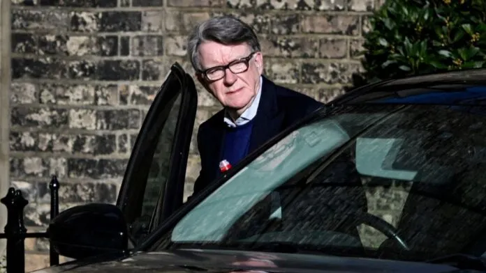 Peter Mandelson entra em um carro de cor escura