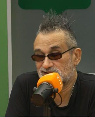 Crítico musical Regis Tadeu durante sua participação no programa Sobremesa da TMC