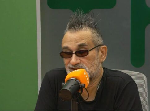 Crítico musical Regis Tadeu durante sua participação no programa Sobremesa da TMC