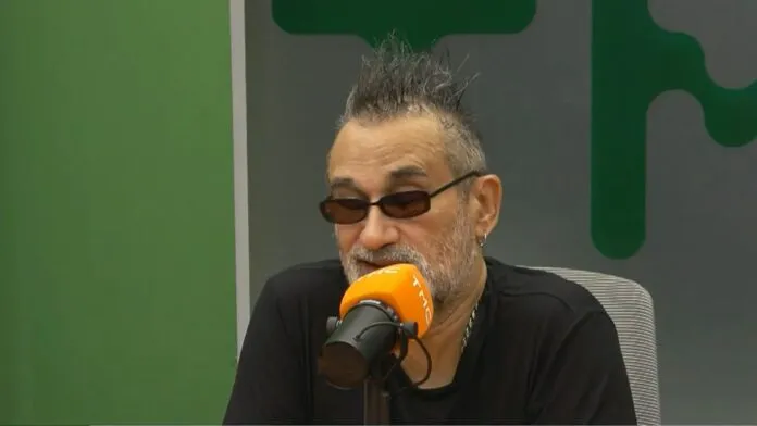 Crítico musical Regis Tadeu durante sua participação no programa Sobremesa da TMC