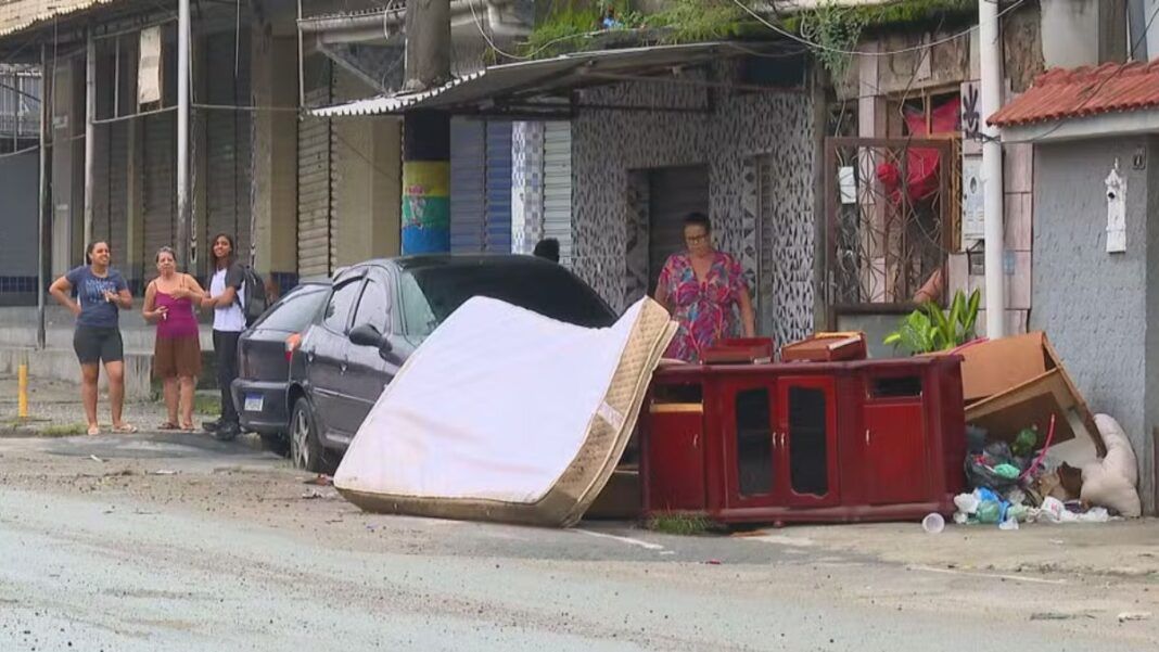 Moradores colocam móveis nas ruas para secar após forte chuva