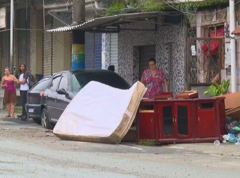 Moradores colocam móveis nas ruas para secar após forte chuva