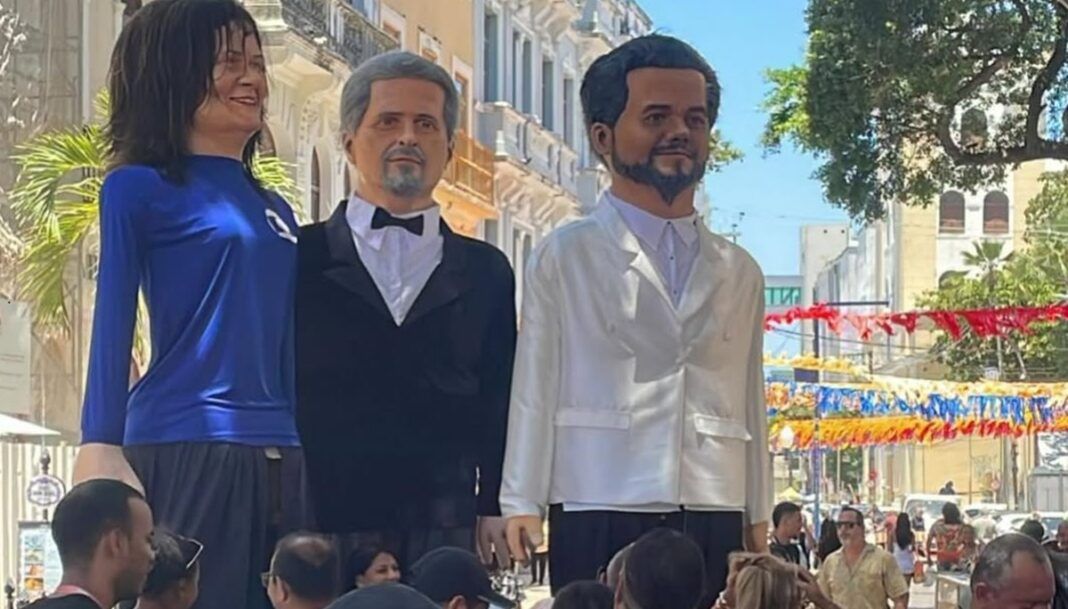 Bonecos gigantes de Kléber Mendonça Filho e Wagner Moura
