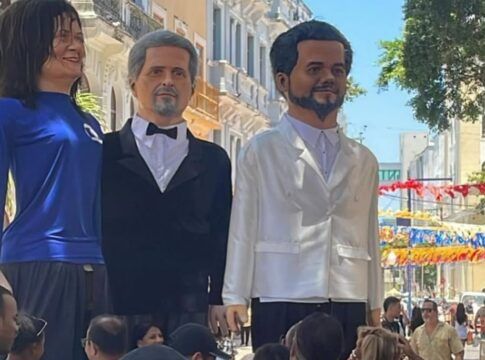 Bonecos gigantes de Kléber Mendonça Filho e Wagner Moura